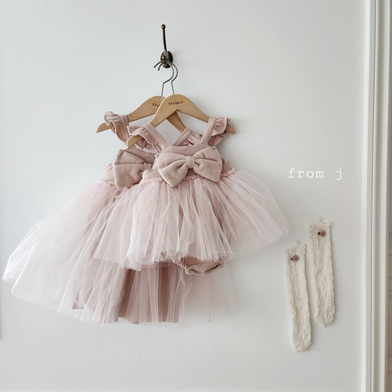 韓國童裝 24秋 | FromJ Frill Ribbon Shasha Suit / Ops - FLO | FLOWERKKOCH 
