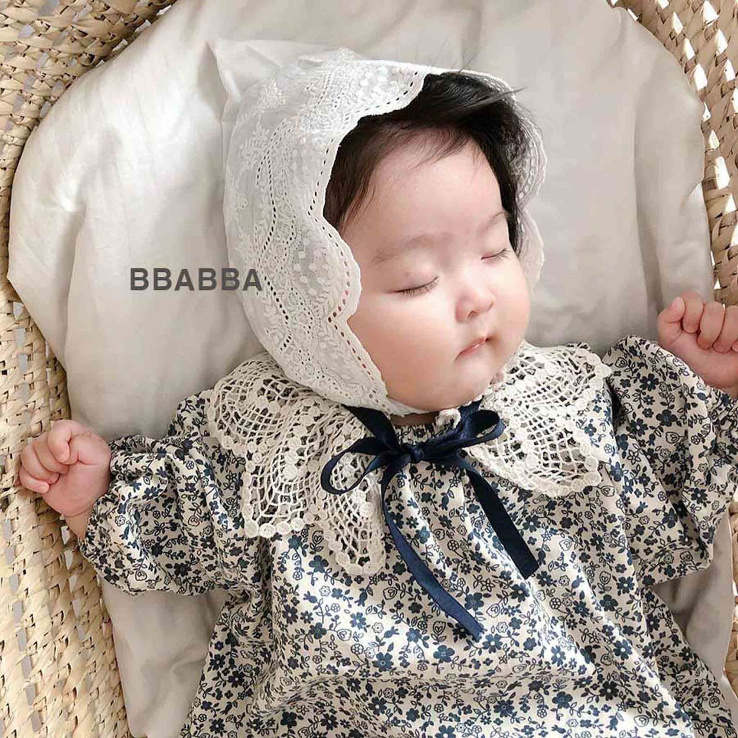 韓國童裝 24秋冬 | bbabba Floral Suit with lace cape 碎花包屁連蕾絲領子 BA24402 - FLO | FLOWERKKOCH 