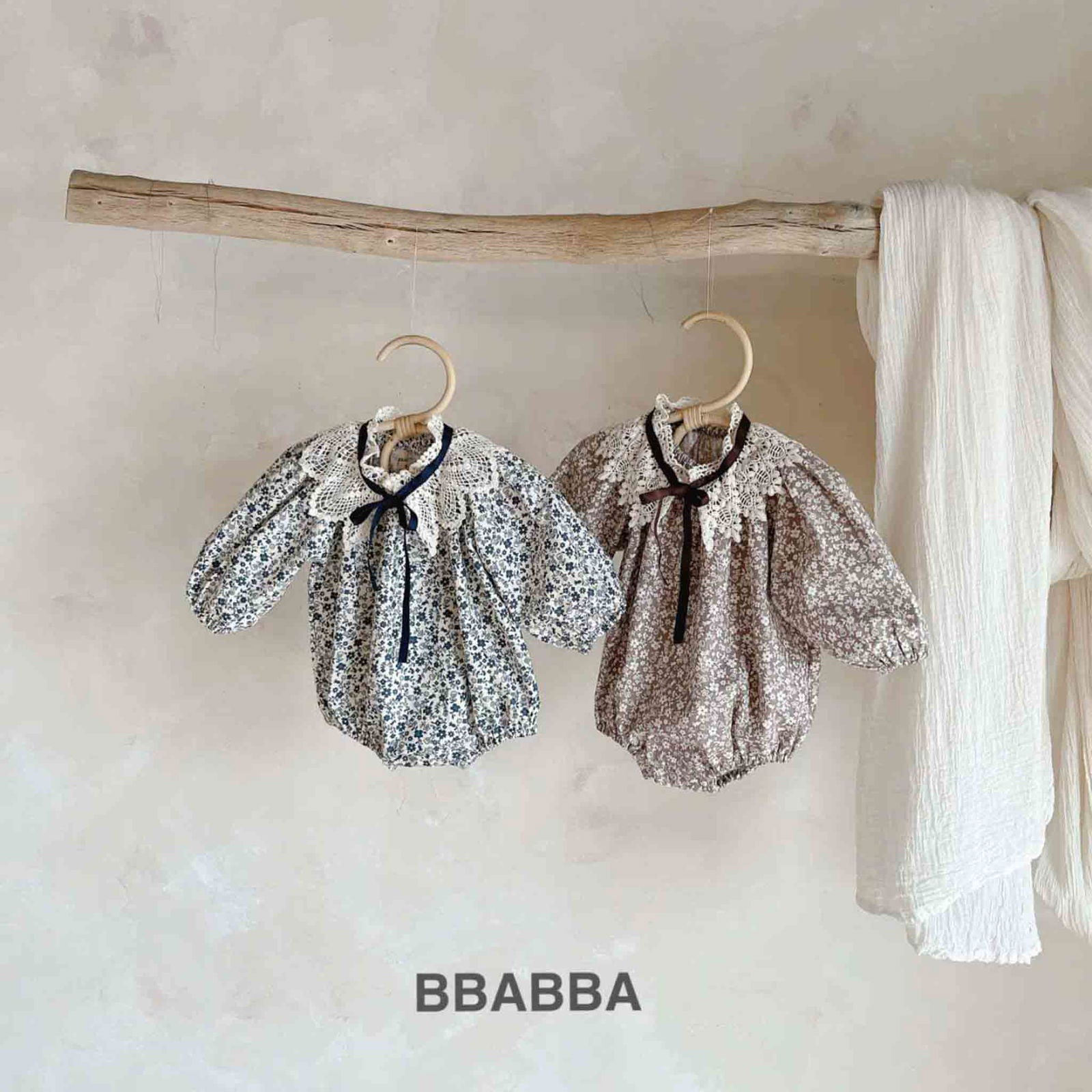 韓國童裝 24秋冬 | bbabba Floral Suit with lace cape 碎花包屁連蕾絲領子 BA24402 - FLO | FLOWERKKOCH 