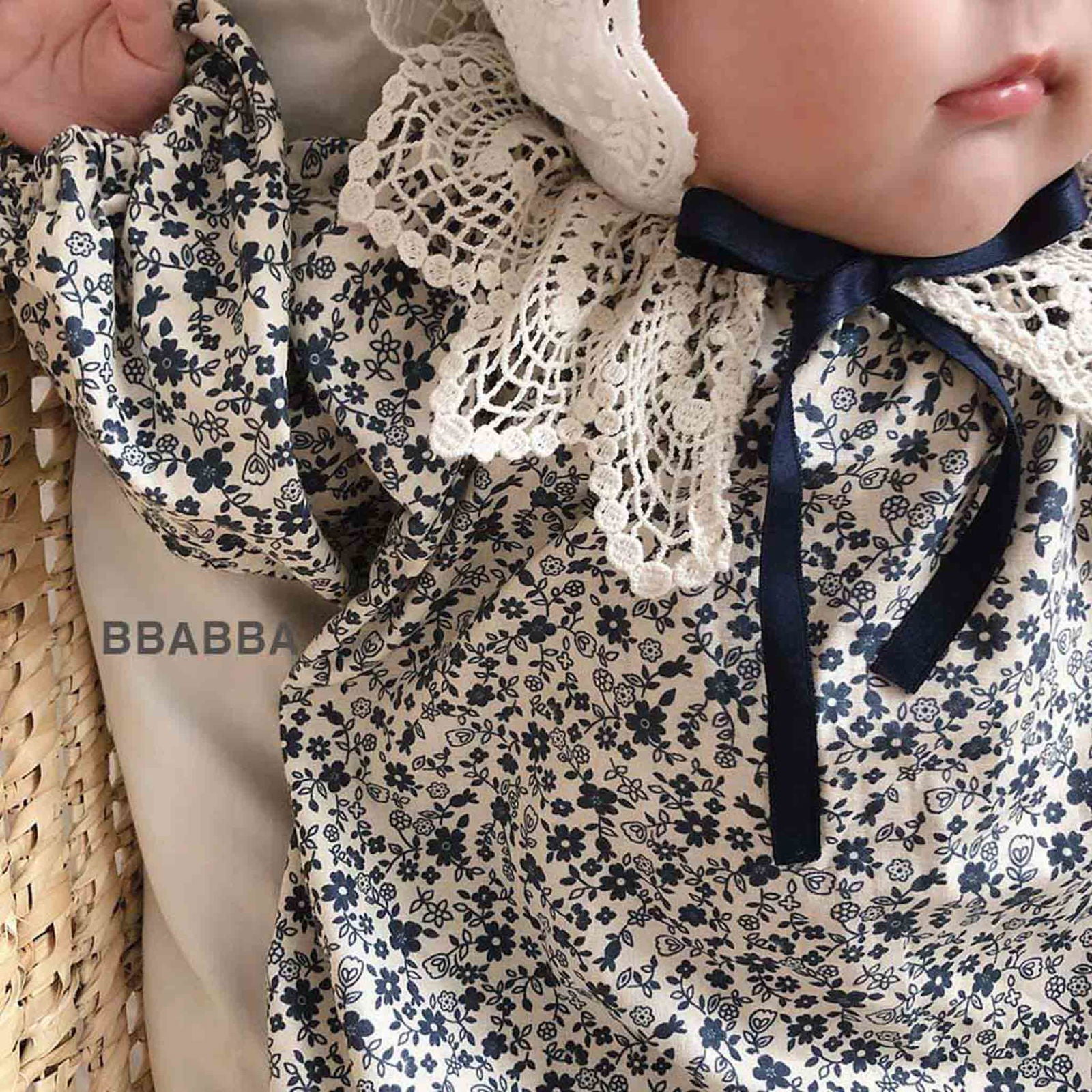 韓國童裝 24秋冬 | bbabba Floral Suit with lace cape 碎花包屁連蕾絲領子 BA24402 - FLO | FLOWERKKOCH 