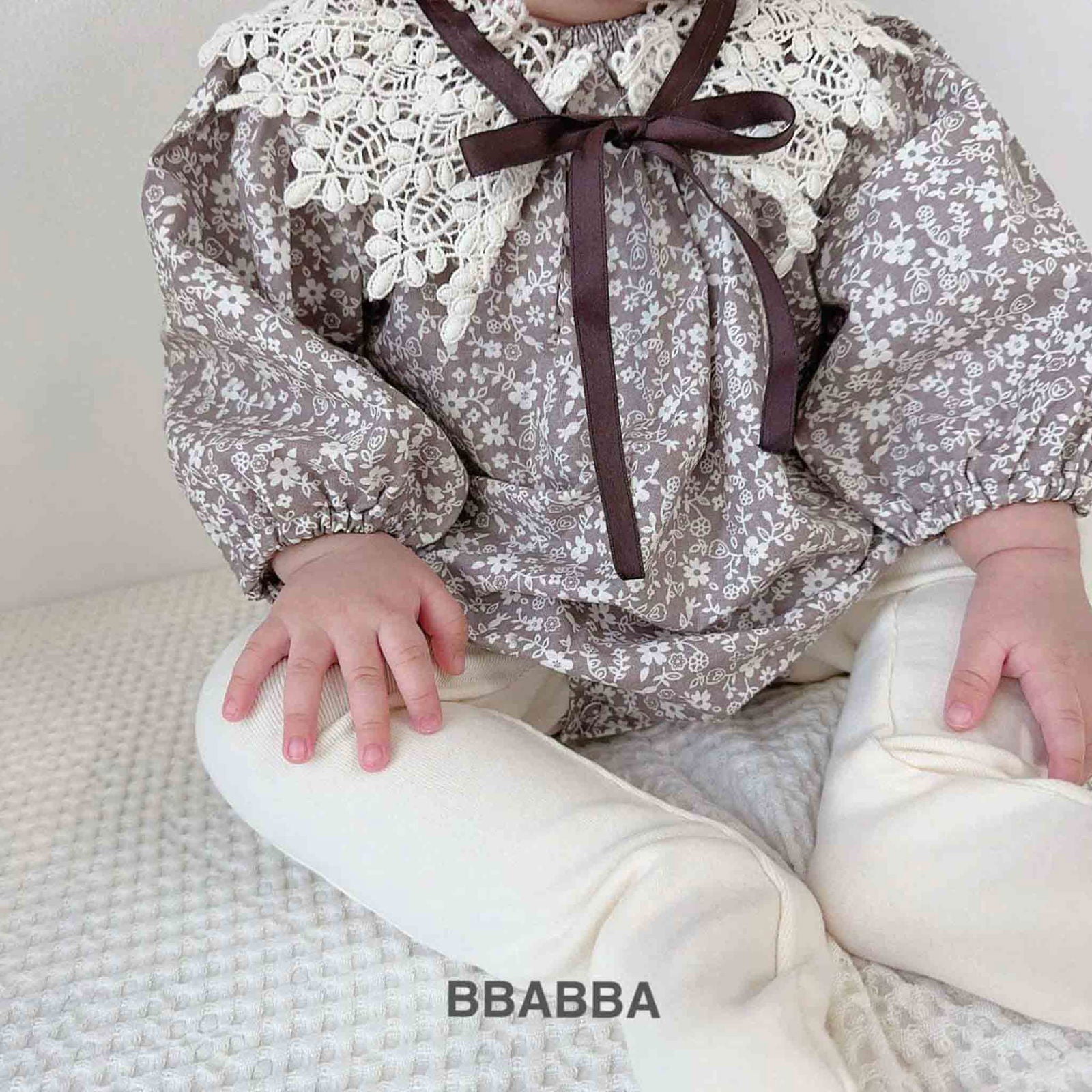 韓國童裝 24秋冬 | bbabba Floral Suit with lace cape 碎花包屁連蕾絲領子 BA24402 - FLO | FLOWERKKOCH 