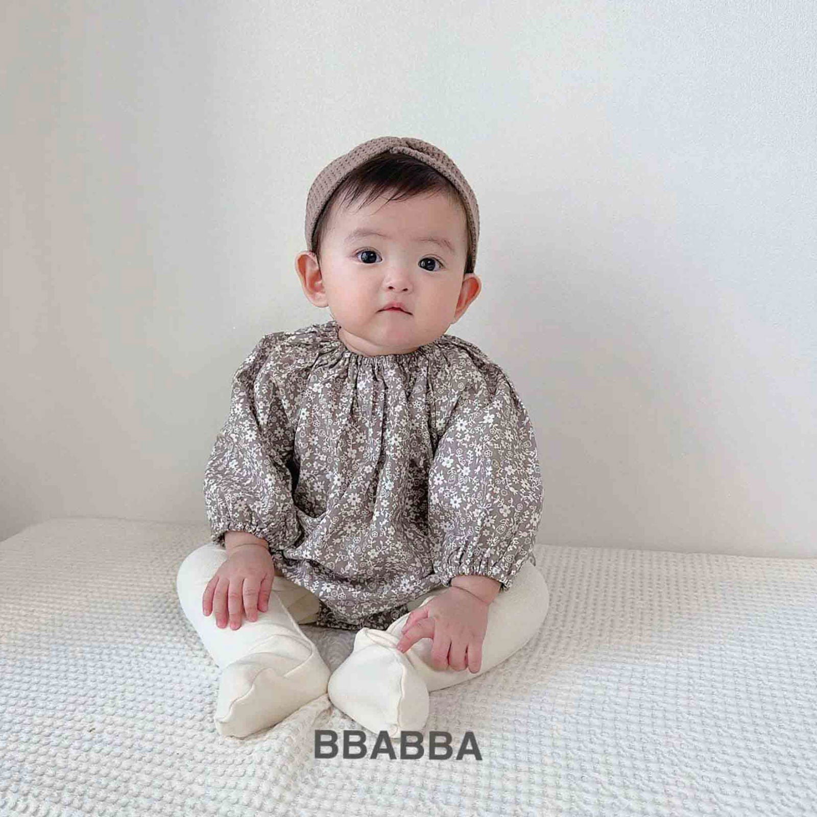韓國童裝 24秋冬 | bbabba Floral Suit with lace cape 碎花包屁連蕾絲領子 BA24402 - FLO | FLOWERKKOCH 